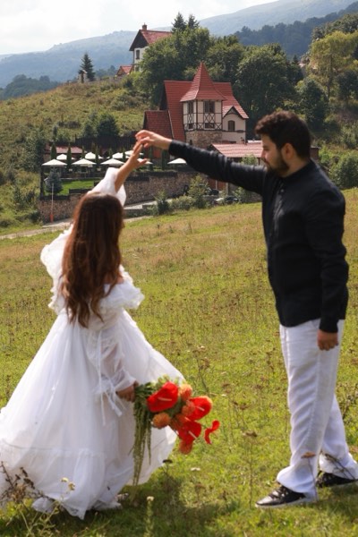 Զույգի պարը մարգագետնում