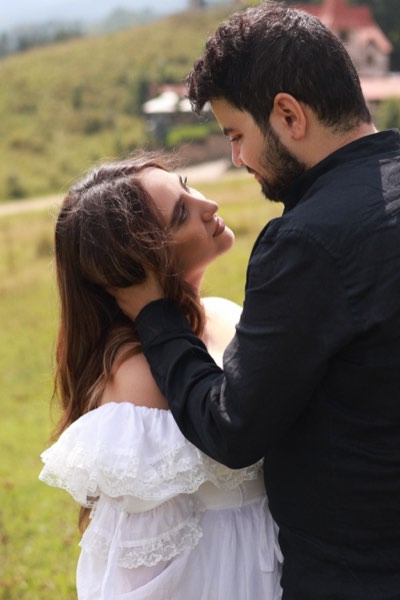 Զույգը՝ միմյանց նայելիս